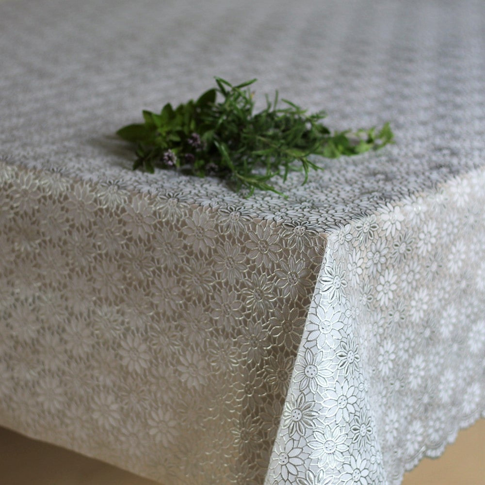 Spetsduk, vit med silverblommor