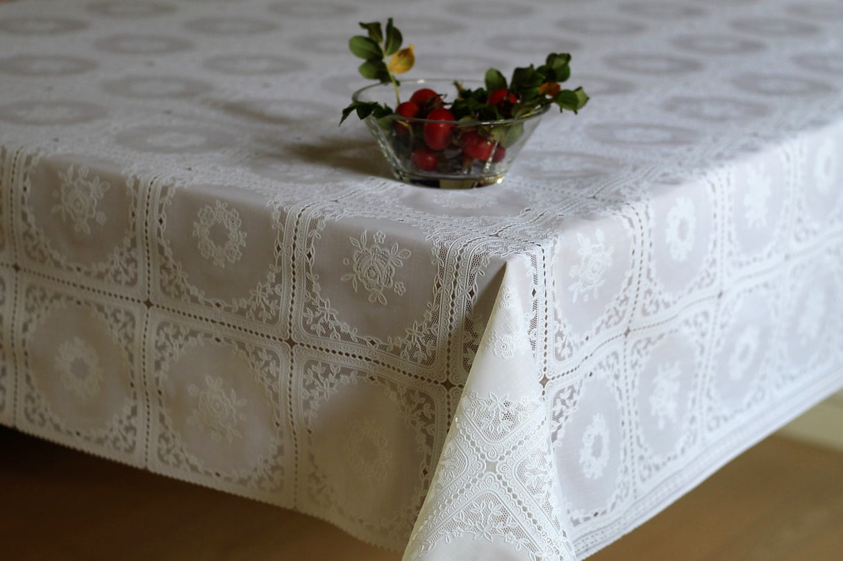 Rund spetsduk Rosor och mer, vit