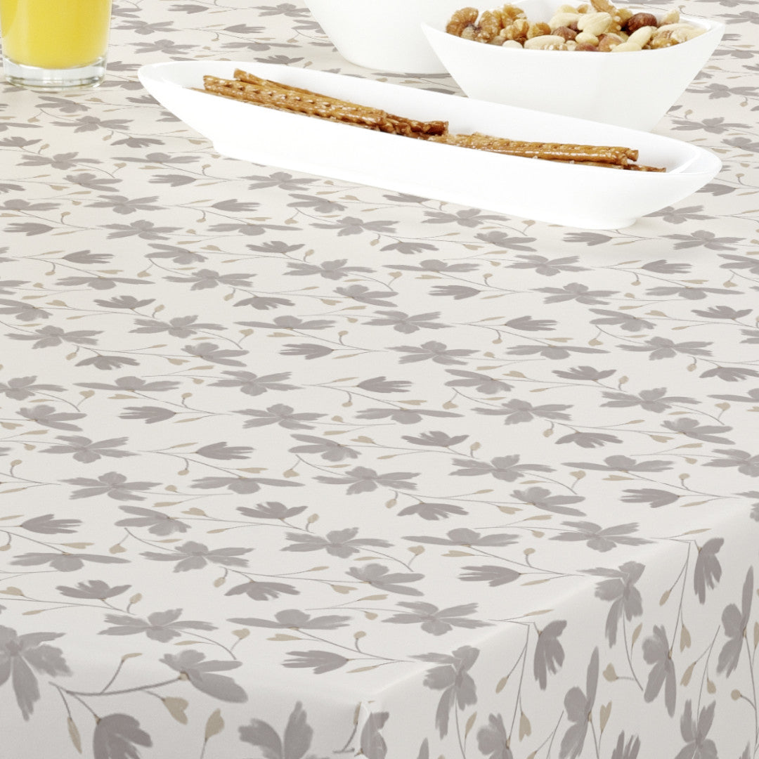 På bordet Bloom Maitake - 160 cm bred vaxduk med blommor i grått och beige