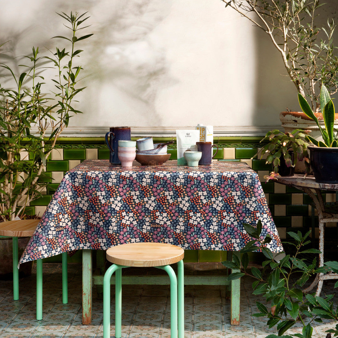 Närbild Lola vaxduk - Butterflys Buffet Morning Blues