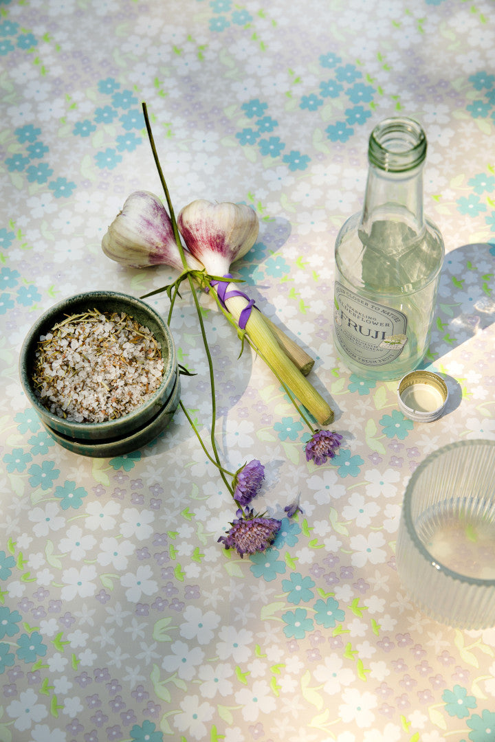 Bordet dukat med Butterfly Buffet China - Lola vaxduk med blommor i pastellfärger