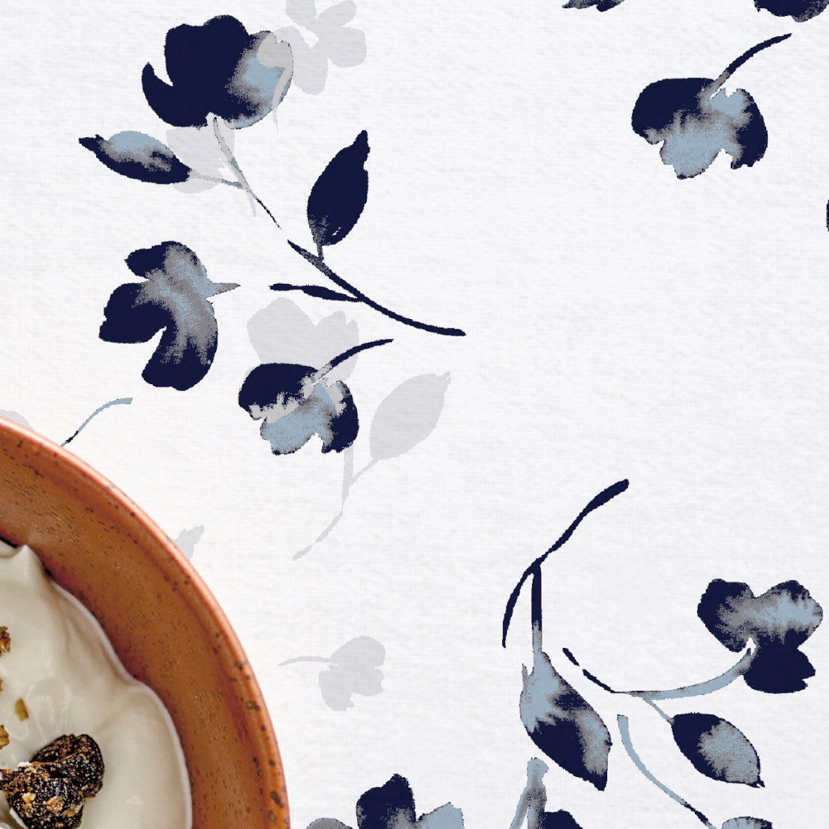 Närbild - Cherry Blossom Grey - Sødahl textilduk med körsbärsblommor