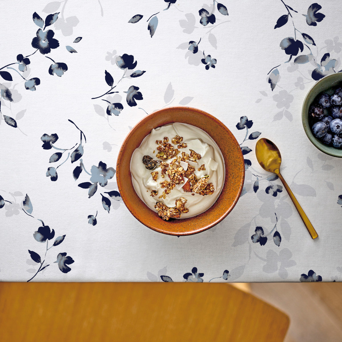 Cherry Blossom Grey - Sødahl textilduk med glidskydd, uppifrån