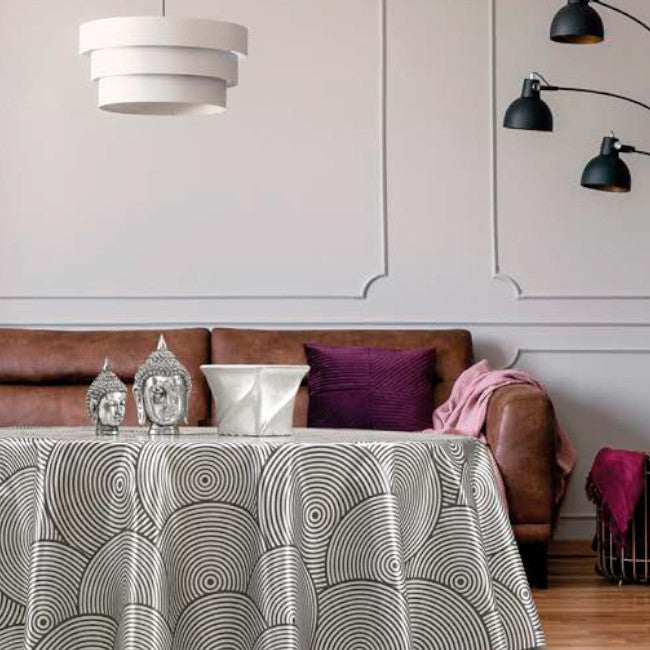 Miljöbild med Circles Black/Silver - Vaxduk med cirklar i svart och silver