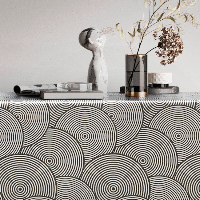 Circles Black/Silver - Vaxduk med cirklar i svart och silver på bordet