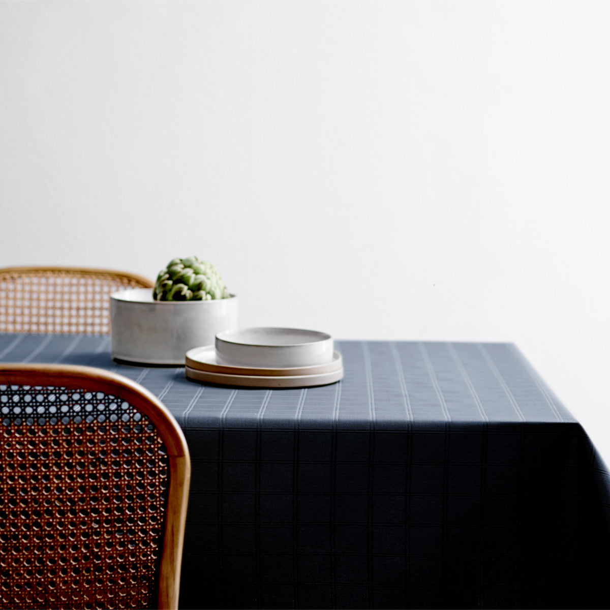 Södahl Clear China blue, klassiskt damastvävd textilvaxduk med glidskydd