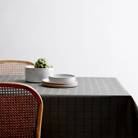 Södahl Clear Grey, klassiskt damastvävd textilvaxduk med glidskydd