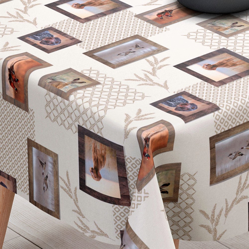 På bordet Colvert - Vaxduk med jaktmotiv, grå ankor, jakthundar, harar och fasaner