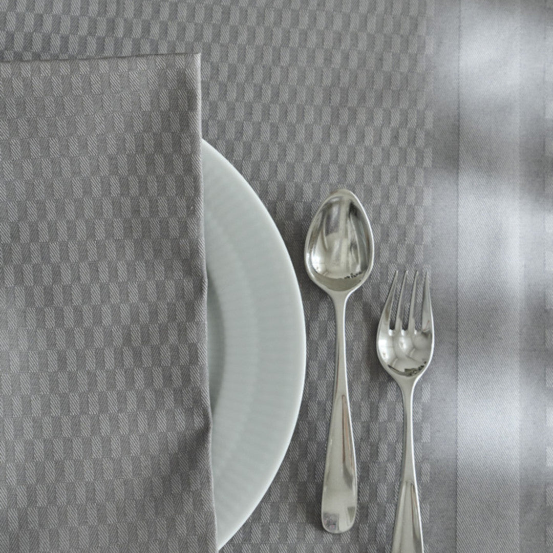 Compliments Damastduk Tile, Silver Grey - 150 x 350 cm, närbild