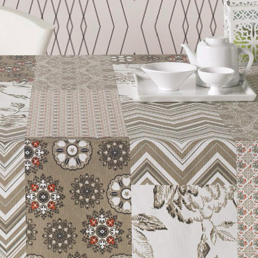 Courbet beige, textilvaxduk med rutigt lapptäcke, 160 cm bred