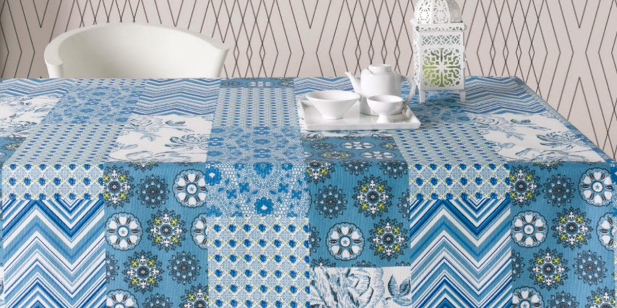 Courbet blå, textilvaxduk med patchworkrutor, 180 cm bred