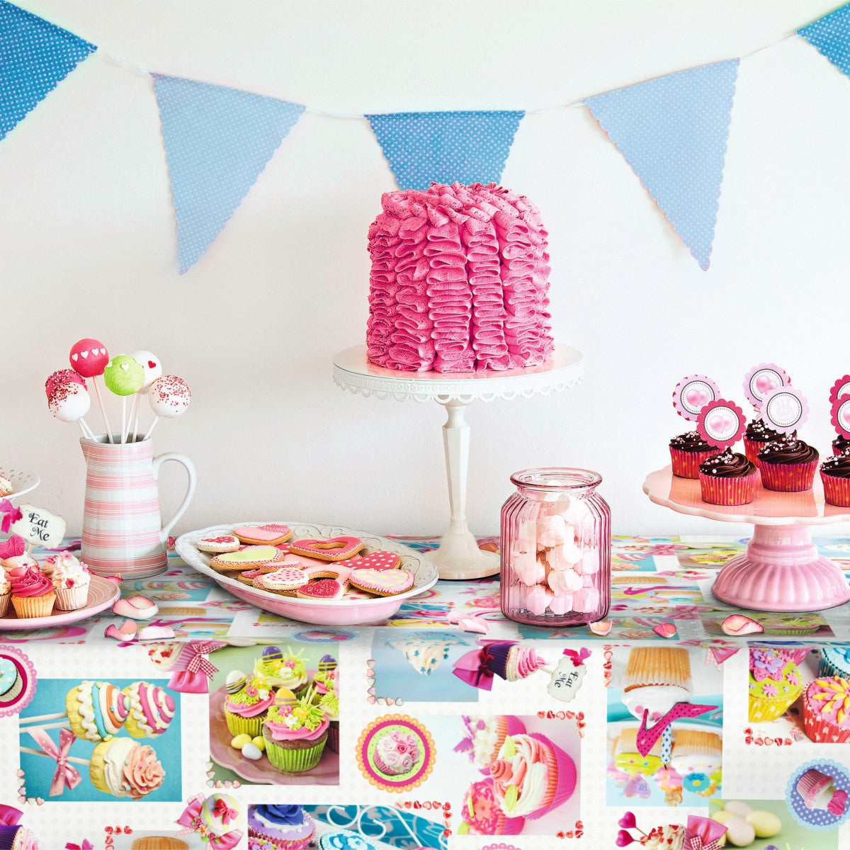 Miljöbild med Cupcake, vaxduk med festliga, roliga och färgglada kakor