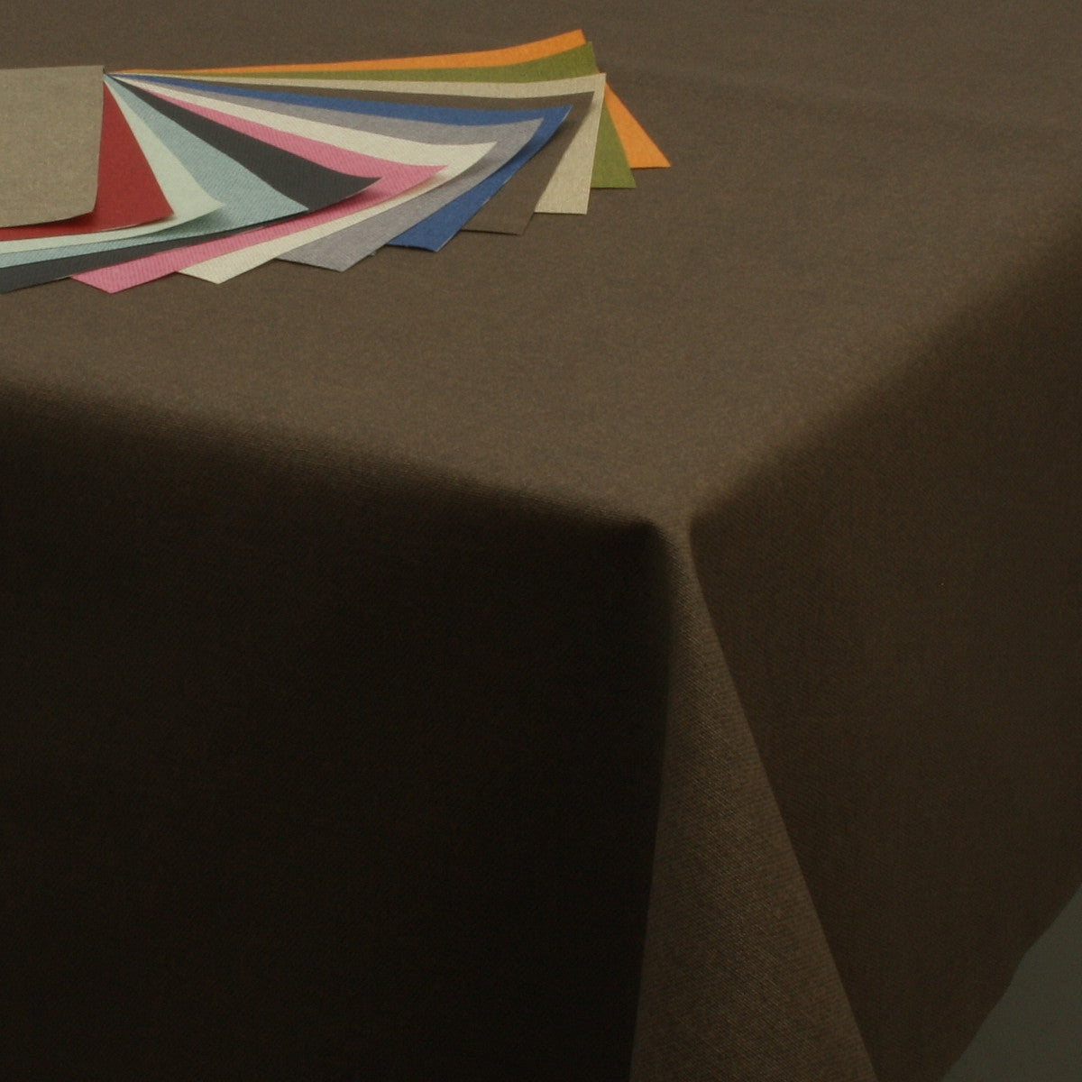 Dali textilvaxduk enfärgad rund chocolate, Ø 140