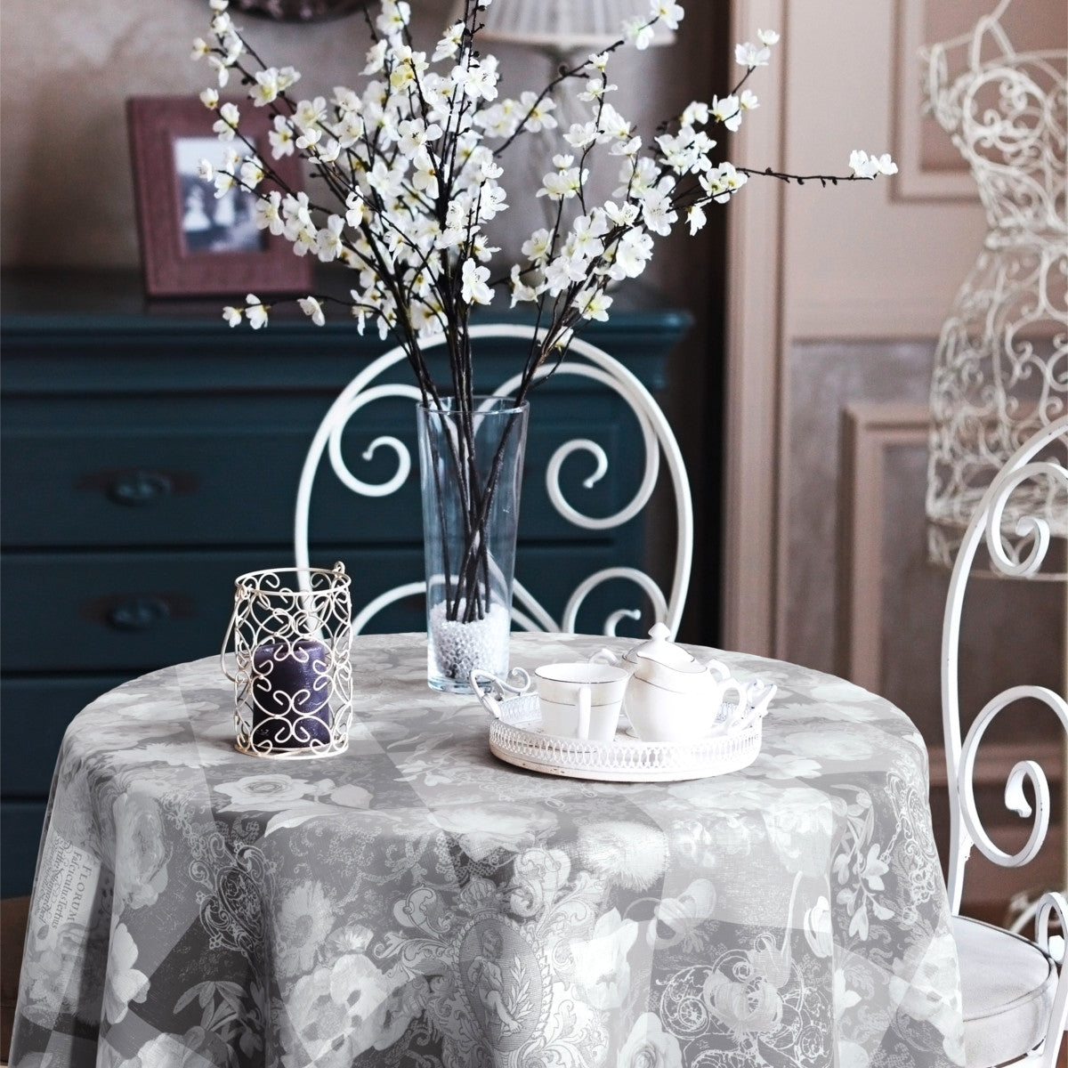 Dalington Grå. vaxduk med rosor i ett elegant präglat mönster