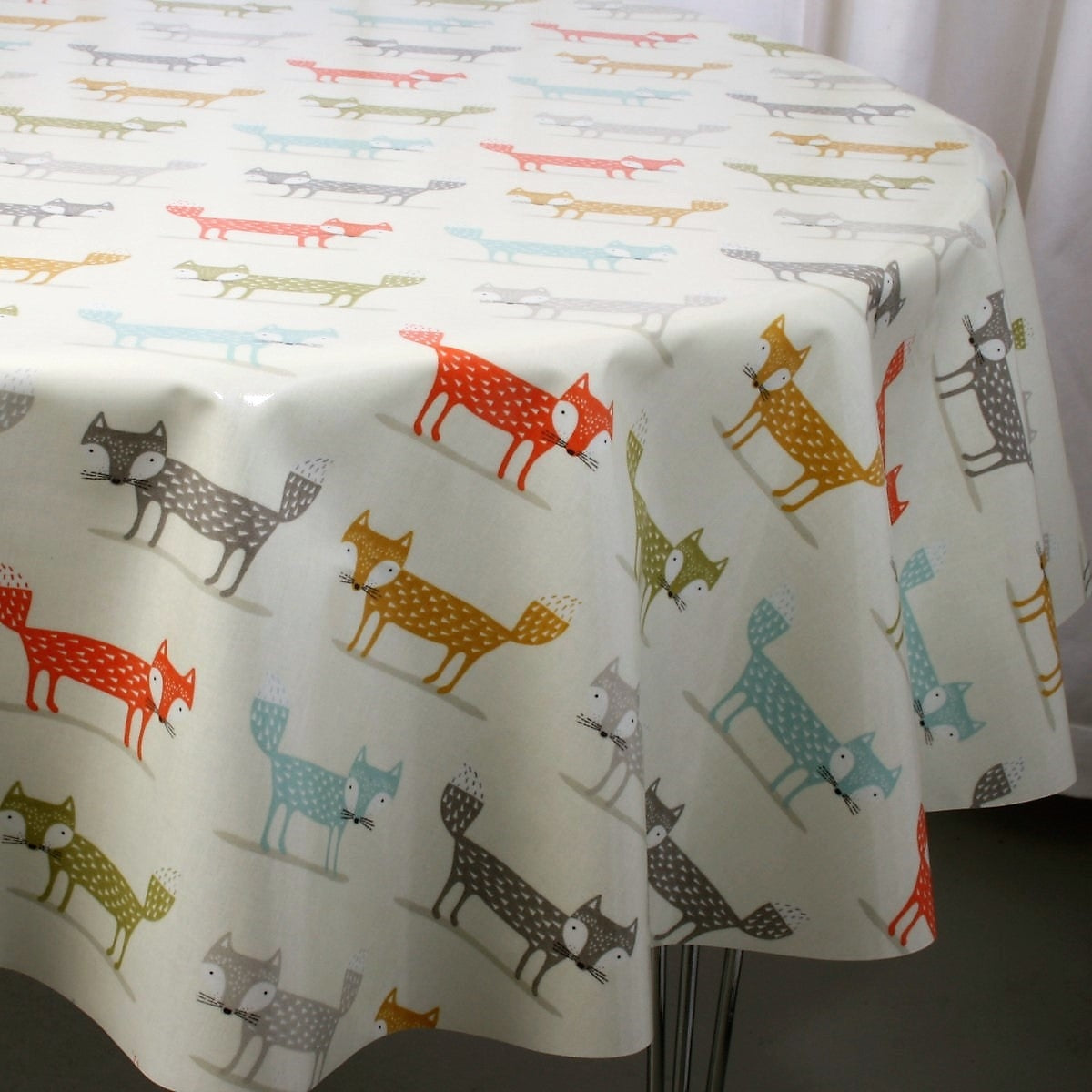 Den lilla lurviga räven - rund vaxduk, 134 cm bred