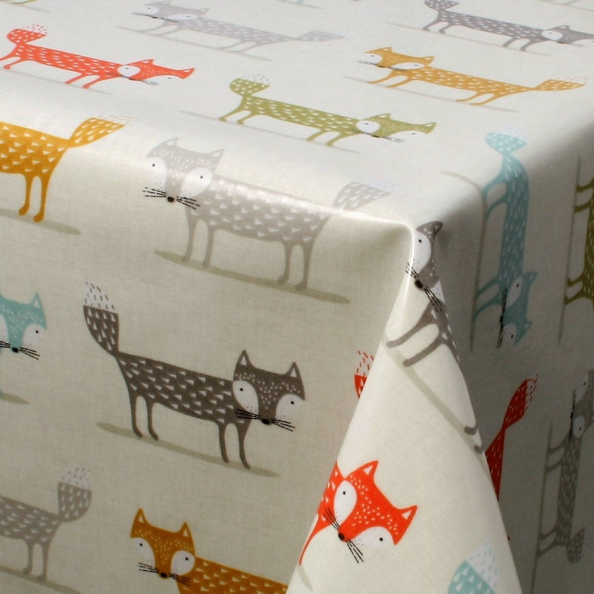 Närbild av Den lilla lurviga räven - vaxduk, 134 cm bred