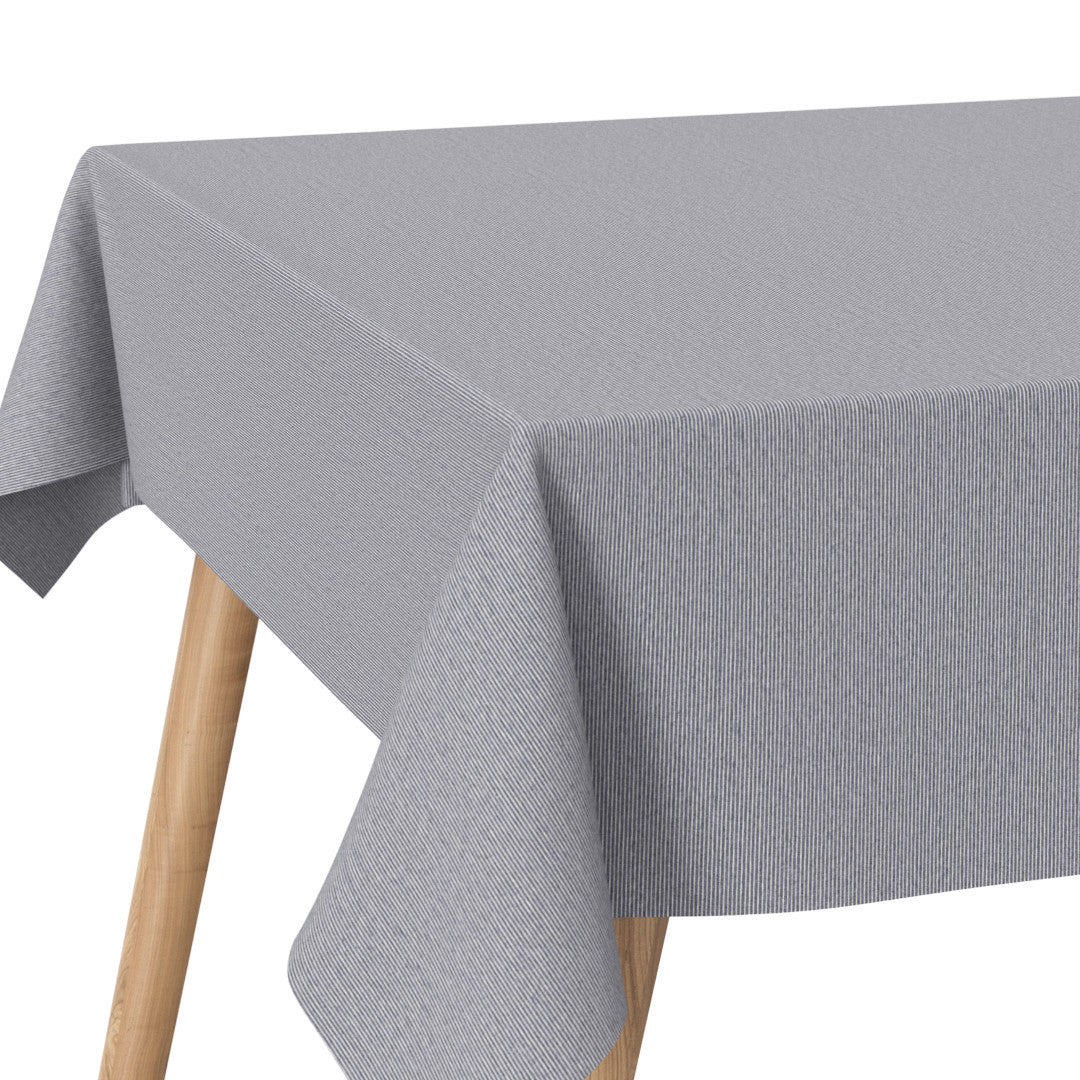 Bild av duken Kritstrecksrandig blå - textilduk i linnelook med smala ränder och glidskydd