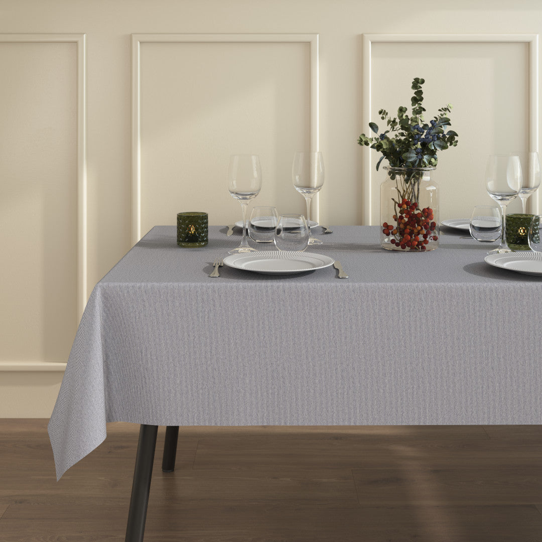 Bordet dukat med Kritstrecksrandig blå - textilduk i linnelook med smala ränder och glidskydd
