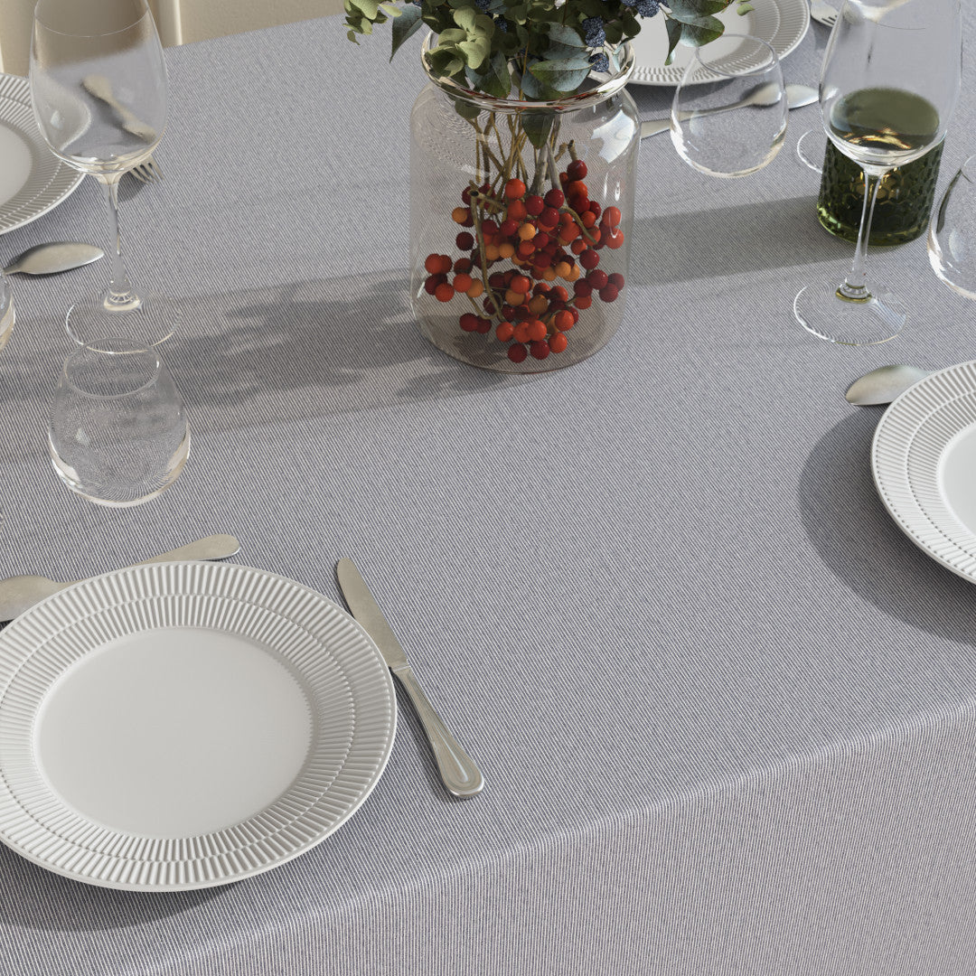 Miljöbild med Kritstrecksrandig blå - textilduk i linnelook med smala ränder och glidskydd