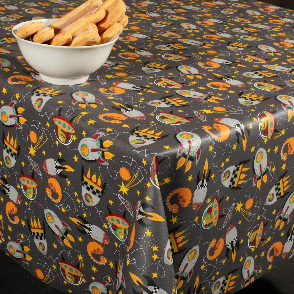 Dinofuzzy grå - Textilvaxduk med rymdskepp 155 cm bred