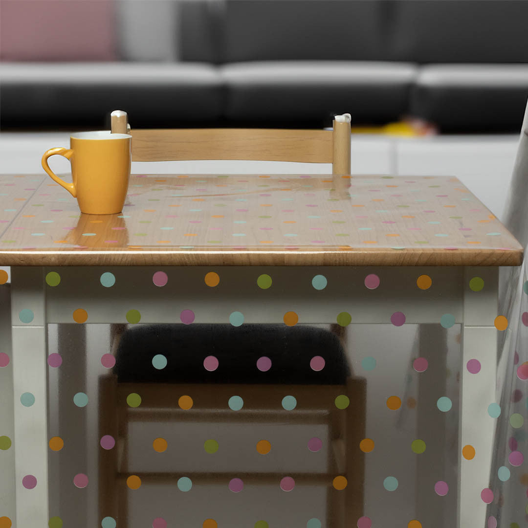 Dots on dots – Transparent vaxduk med färgglada prickar