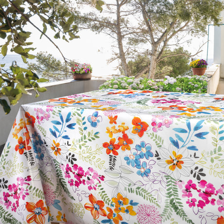 På bordet Blomsterängen – Vit vaxduk med färgglada blommor