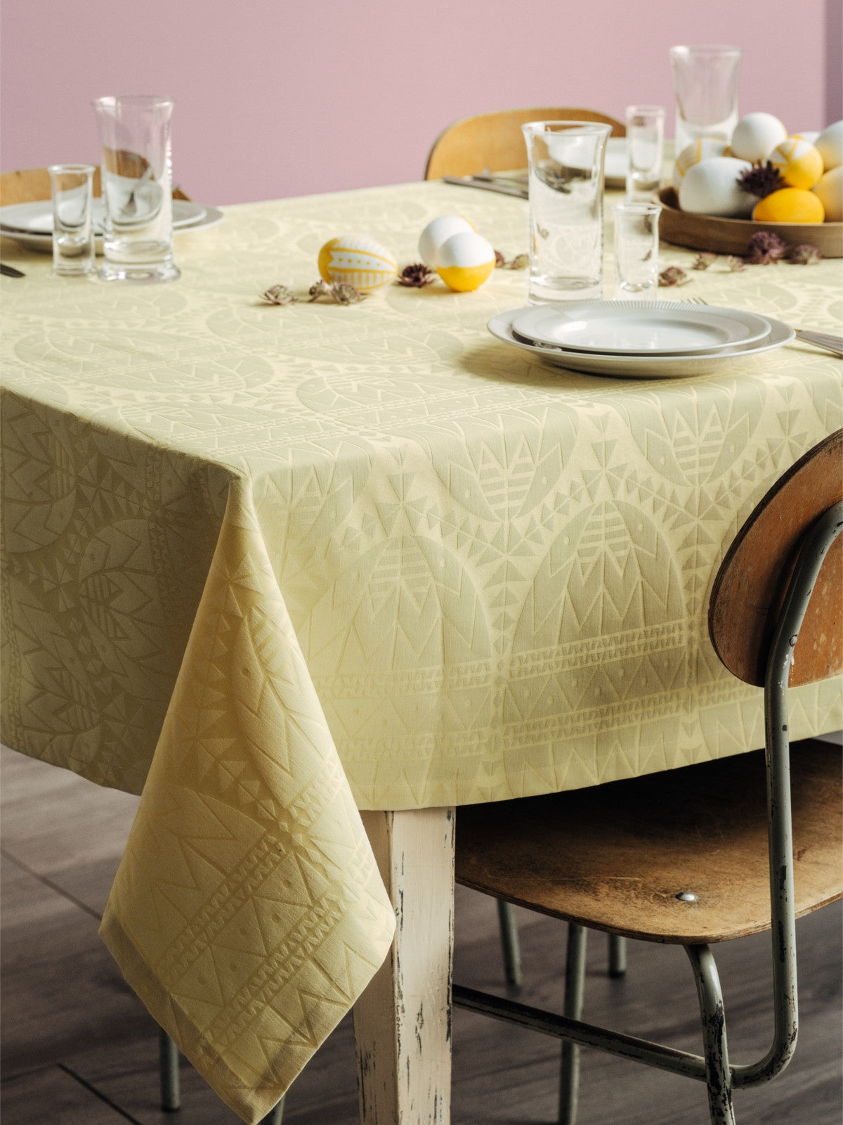 Dukat bord med Easter Gul Damastduk från Juna