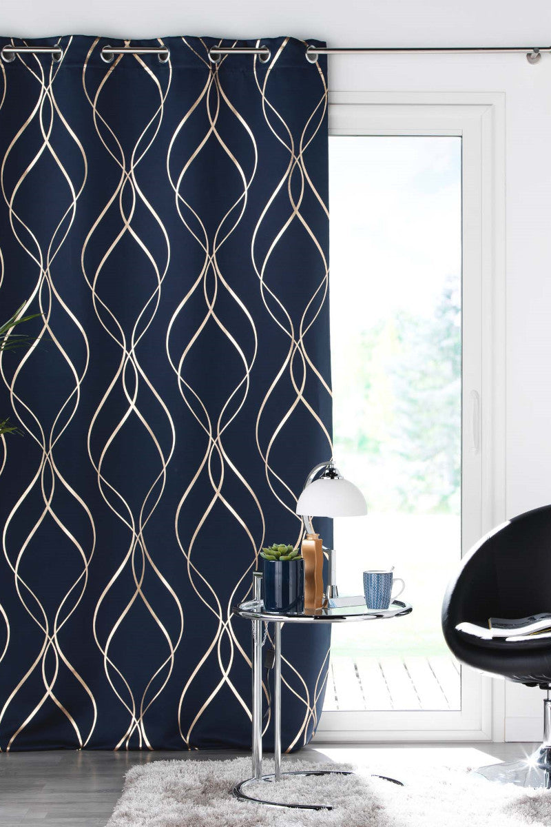 Elise Navy Blå/Guld – Mörkläggningsgardin 135 x 240 cm, interiörbild