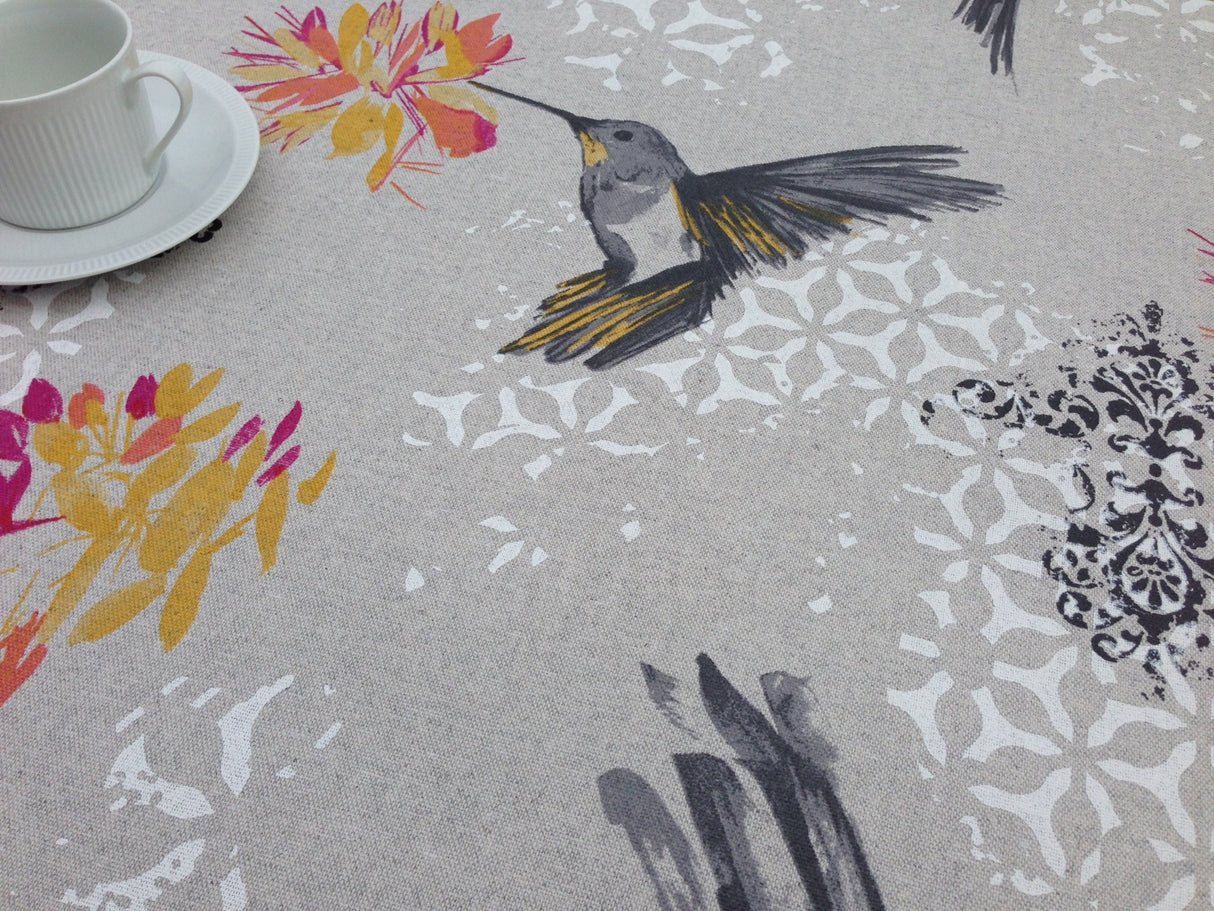 Elvire Grå – textilvaxduk med vackra kolibrier. Linnelook – 150 cm bred