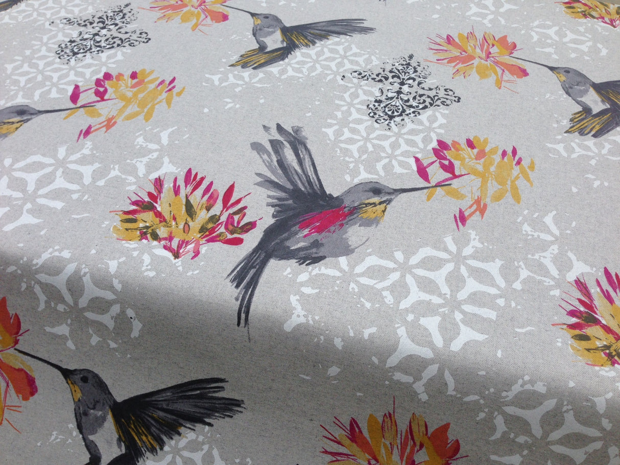 Elvire Grå – textilvaxduk med vackra kolibrier. Linnelook – 150 cm bred