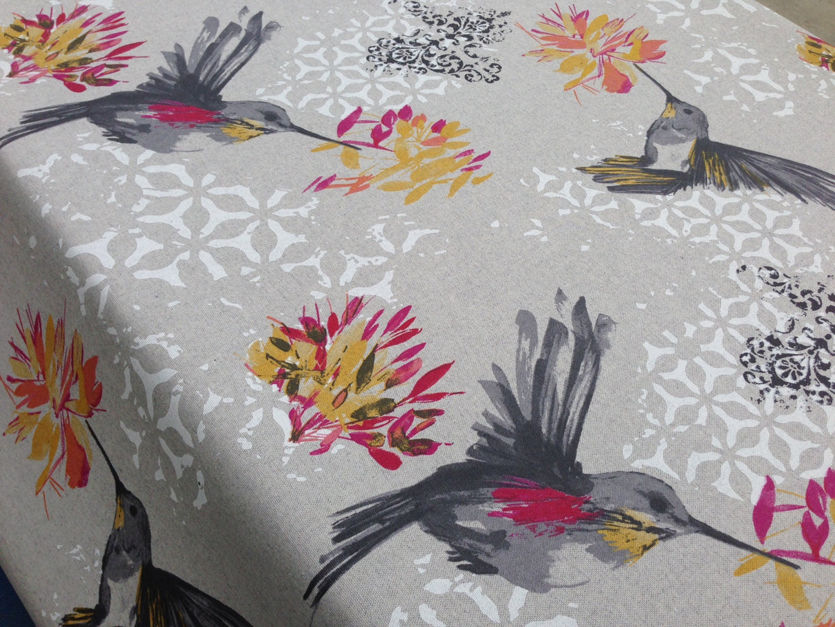 Elvire Grå – textilvaxduk med vackra kolibrier. Linnelook – 150 cm bred