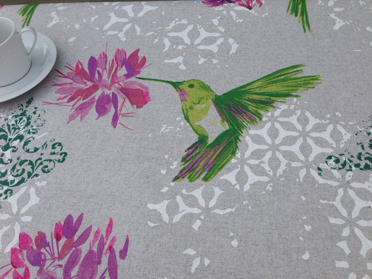 Elvire Grön - textilvaxduk med eleganta kolibrier. Linnelook - 150 cm bred