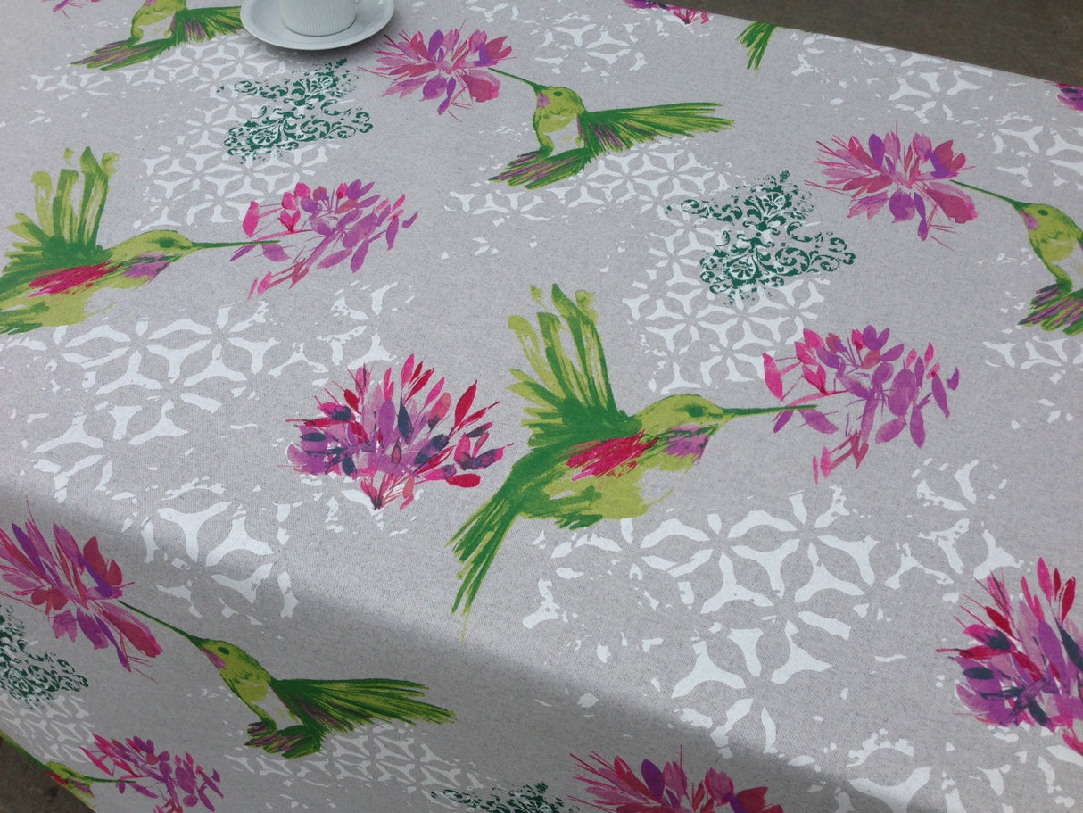 Elvire Grön - textilvaxduk med eleganta kolibrier. Linnelook - 150 cm bred