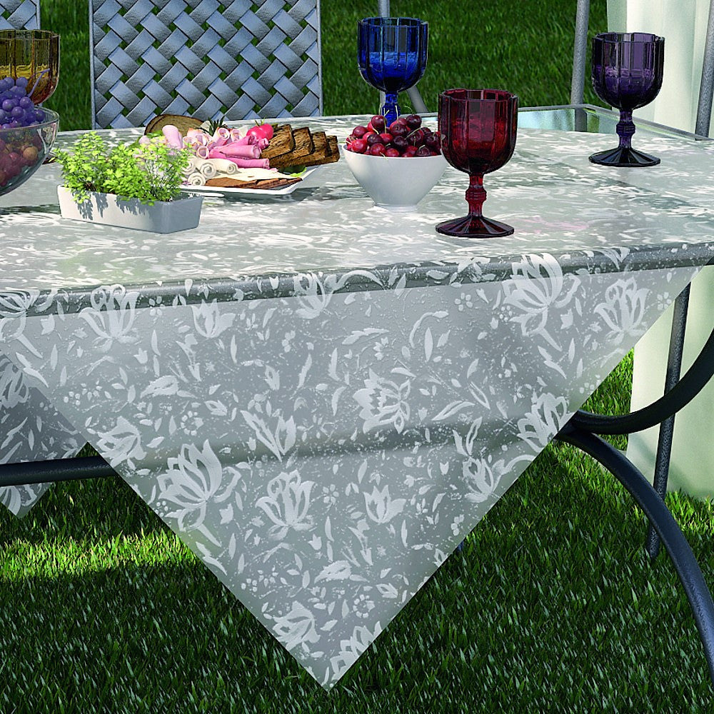 På bordet Emma, transparent vaxduk präglade med blommor