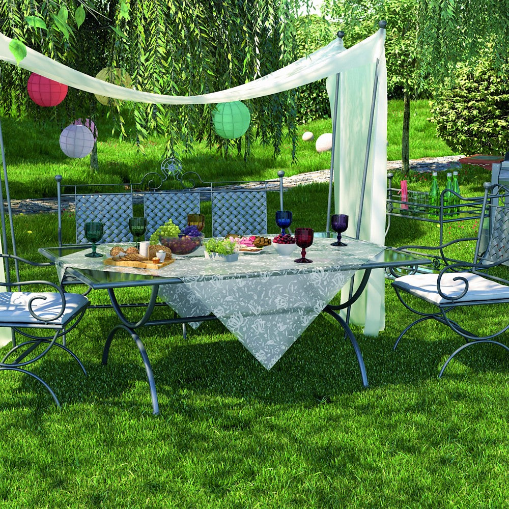 Miljöbild Emma, klar plast vaxduk präglade med blommor