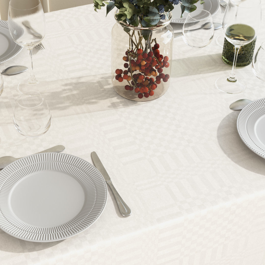 Estratela - Klassisk textilduk i offwhite med elegant rutmönster och glidskydd på dukat bord