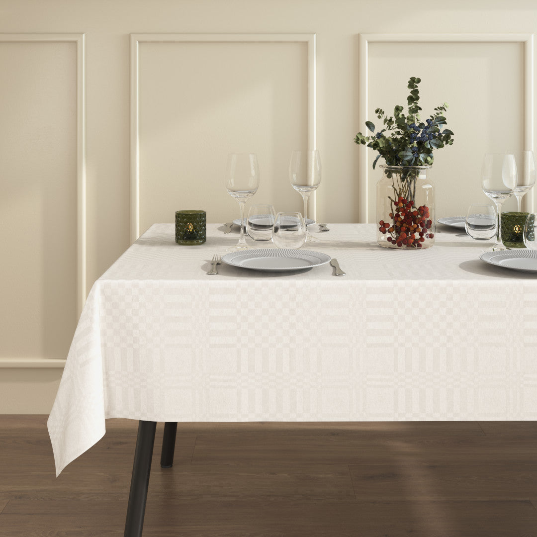 Miljöbild av Estratela - Klassisk textilduk i offwhite med elegant rutmönster och glidskydd