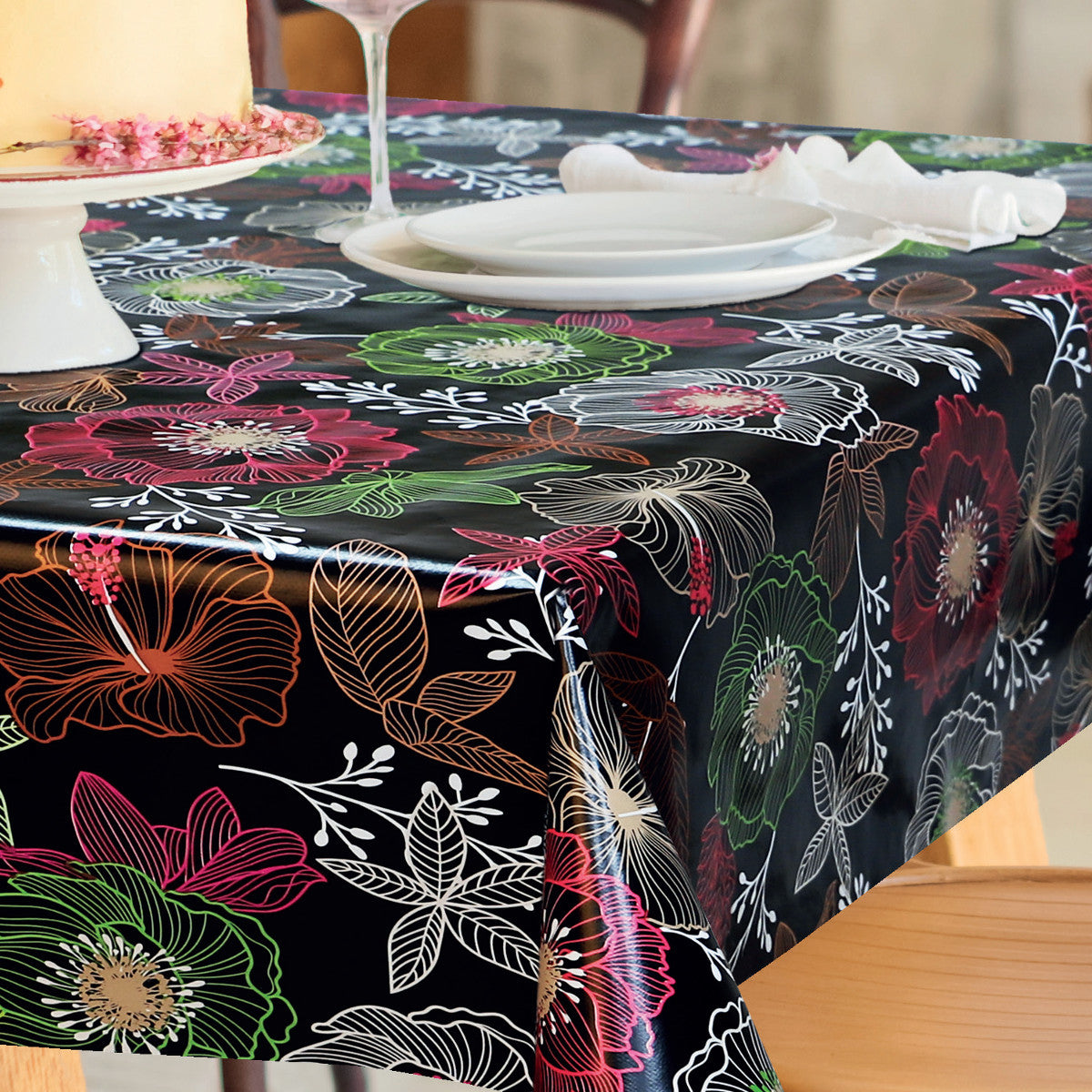 Filligranhaven Svart, vaxduk med blommor och blad på svart bakgrund