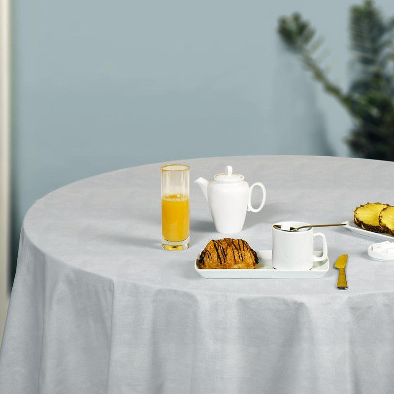 Fiona, enfärgad vit vaxduk med ett fint diskret mönster rund duk