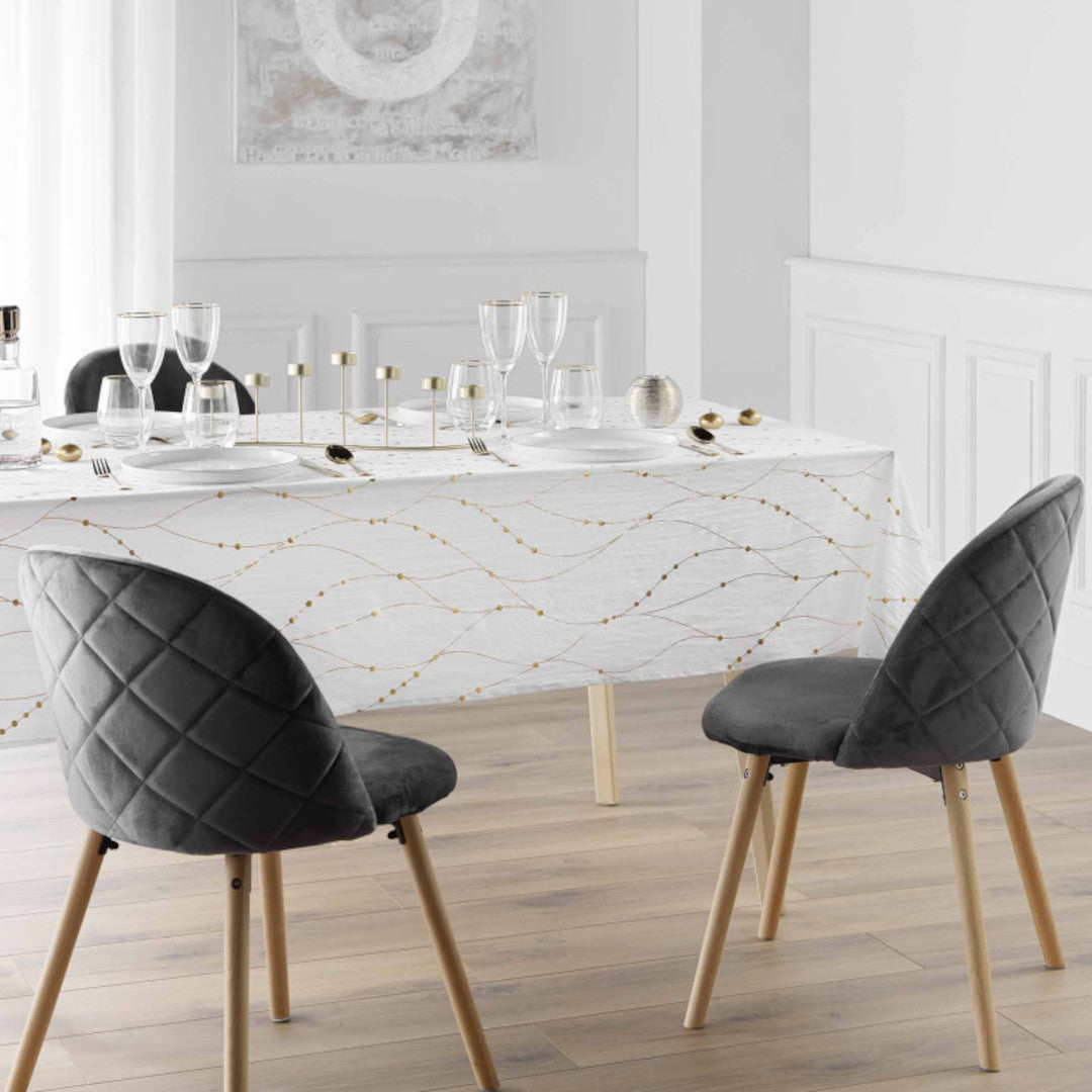 Firmament Metallic Print Vit/guld - Vit nyårs-/julduk med guldtryck, 140 x 240 cm, miljö