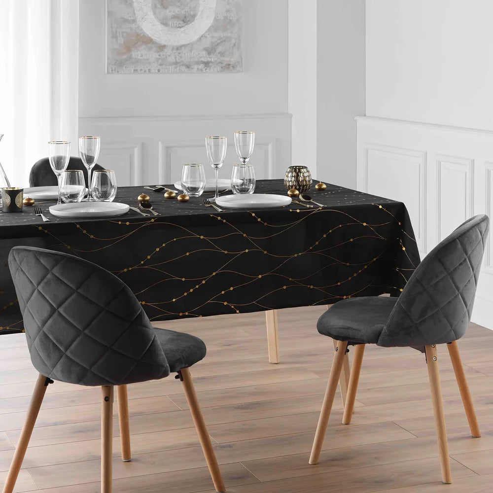 Firmament Metallic Print Svart/guld - Svart nyårs-/julduk med guldtryck, 140 x 240 cm, miljö