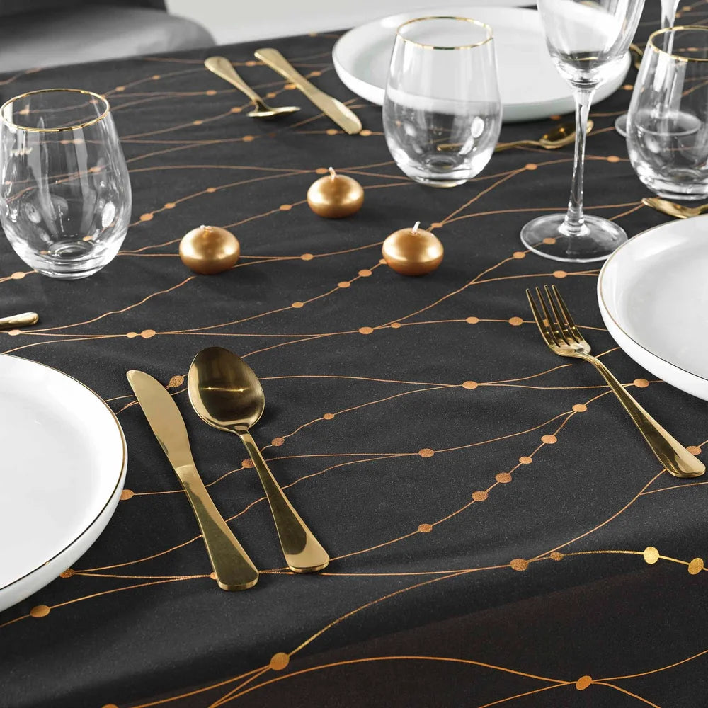 Firmament Metallic Print Svart/guld - Svart nyårs-/julduk med guldtryck, 140 x 240 cm, närbild