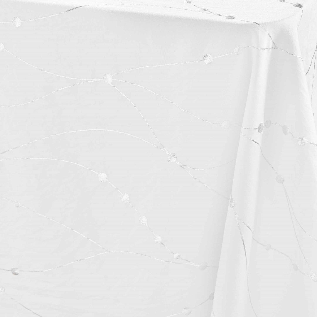 Närbild av hörnet på Firmament Metallic vit duk med silvermönster