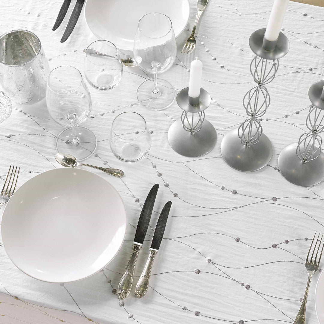 Närbild av dukning på Firmament Metallic vit duk med silver vågmönster
