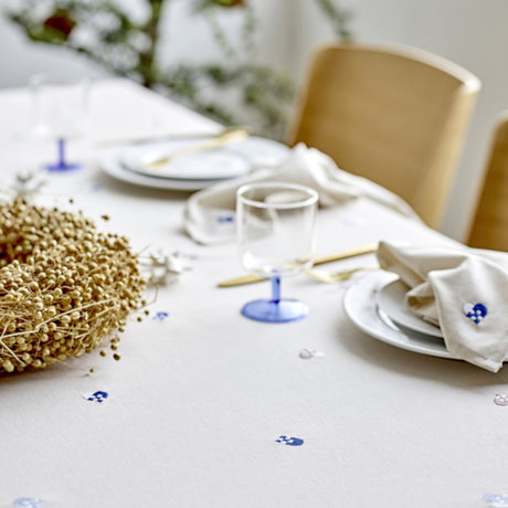 Närbild av Södahl Christmas Hearts Embroidery Juleduk Blå