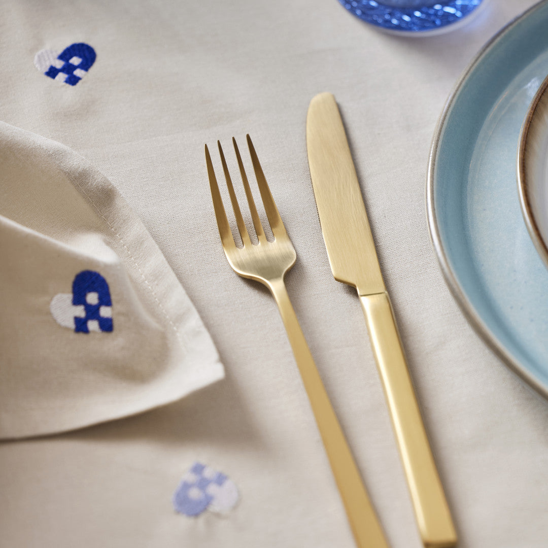 Närbild med dukning av Södahl Christmas Hearts Embroidery Julduk 140x220