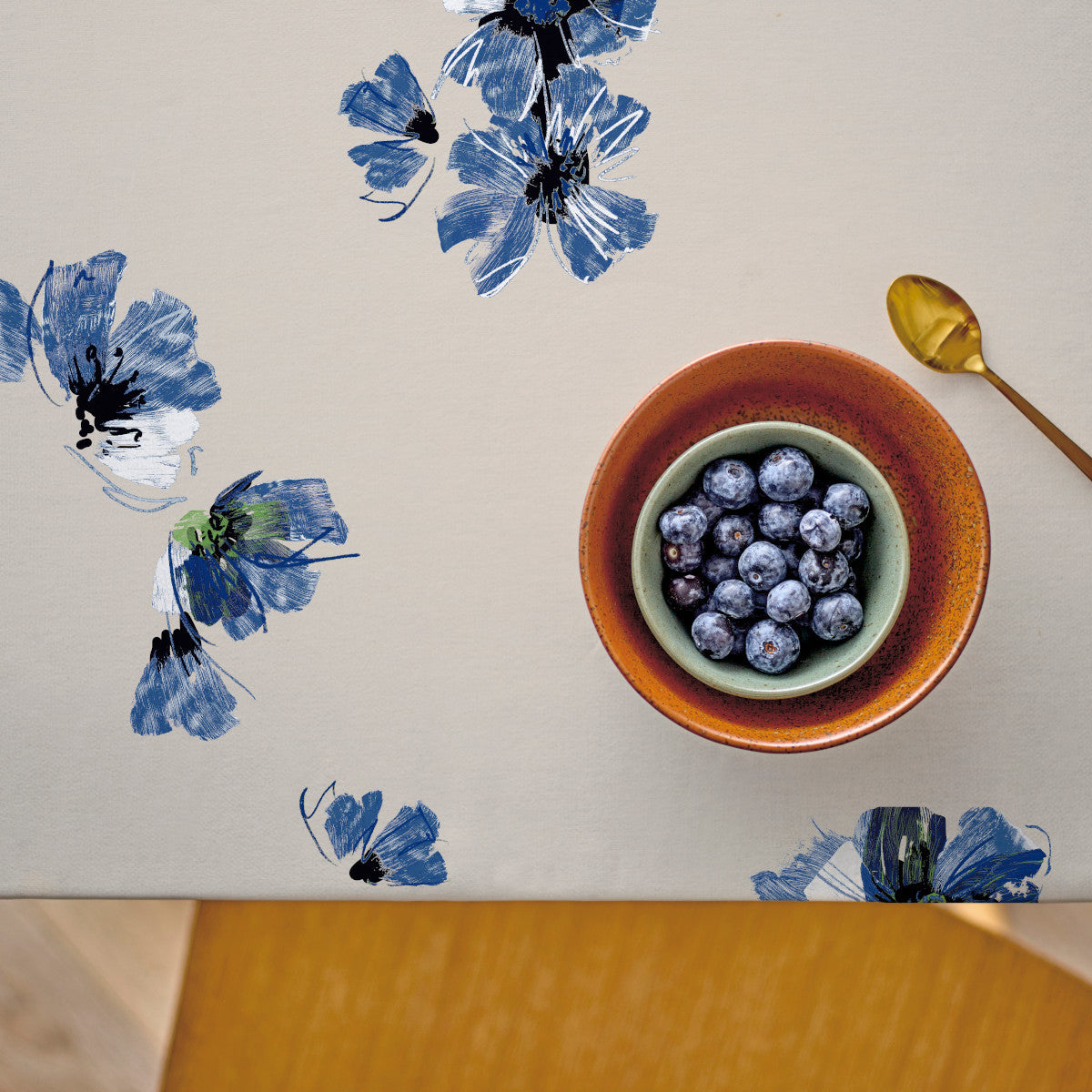 Flora Blue - Sødahl textilduk med konstnärliga blommor