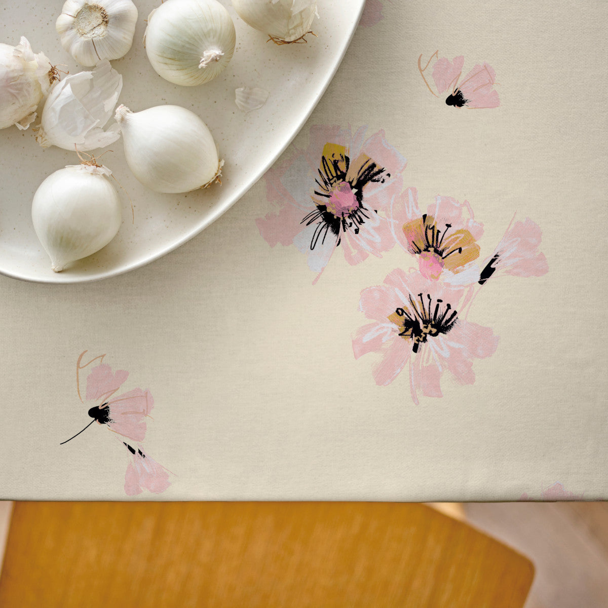 Flora Yellow – Sødahl textilduk med blommotiv i mjuka färger