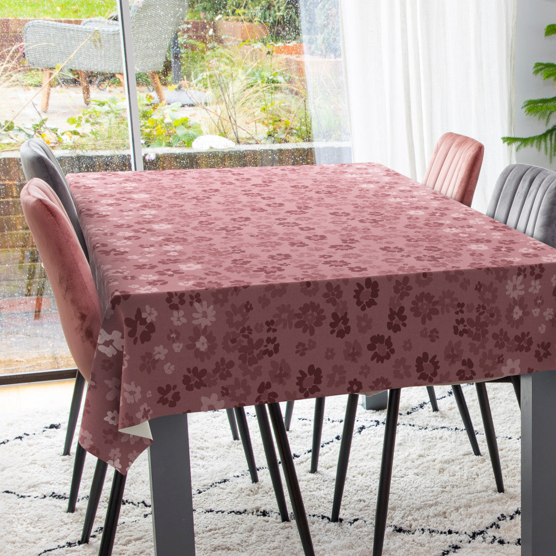 Flory Ruby - Elegant vaxduk med romantiskt blommotiv miljöbild