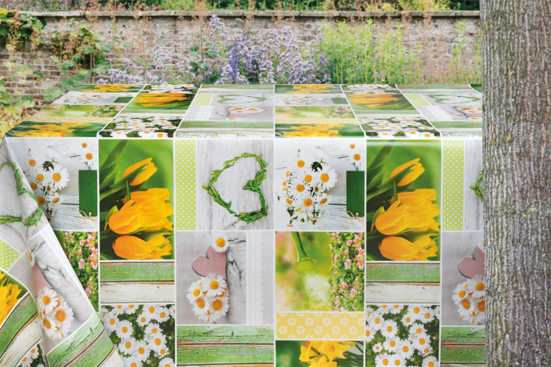 På bordet Våren är på väg - Vaxduk med vita prästkragar, gula tulpaner och påskliljor